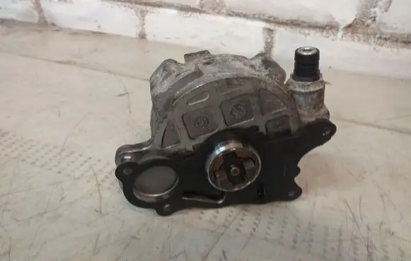Volkswagen PASSAT B6 Vacuum pump 03L145100