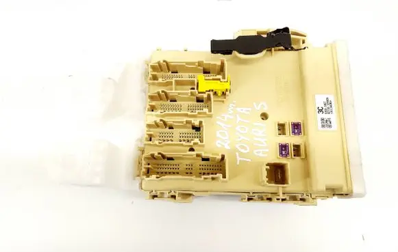 Toyota Auris E180 Fuse module 63583367 8922102340