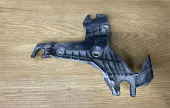 Volvo S80 Air filter cleaner box bracket assembly 30636575