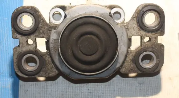 Volvo S80 Engine mount bracket 31316875