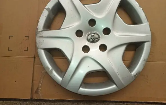 Toyota Corolla Verso AR10 R16 wheel hub/cap/trim 426020f040 426020f060
