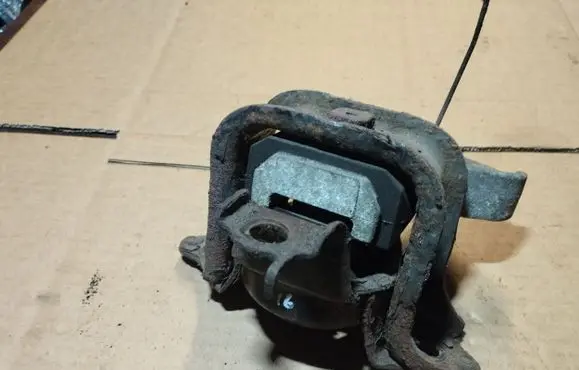 Toyota Yaris Engine mount bracket
