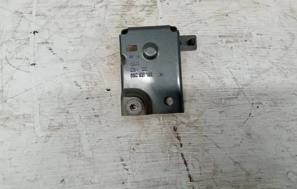 Audi TT TTS RS Mk3 8S Fender mounting bracket 8S0821168