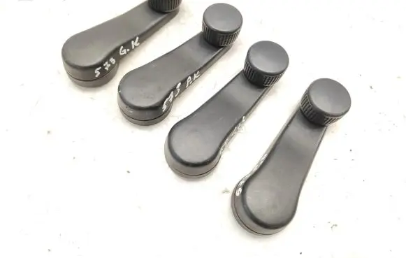 Volkswagen Golf III Front door window winding handle 1H0837581B