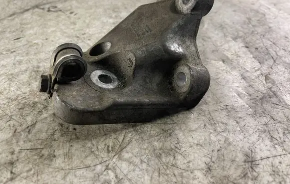 Volvo V70 Engine mounting bracket 86341232