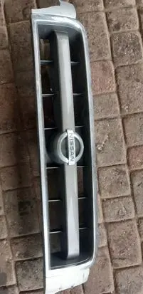Nissan Pathfinder R50 Front bumper upper radiator grill