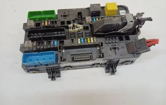 Opel Zafira B Fuse box set 13206759