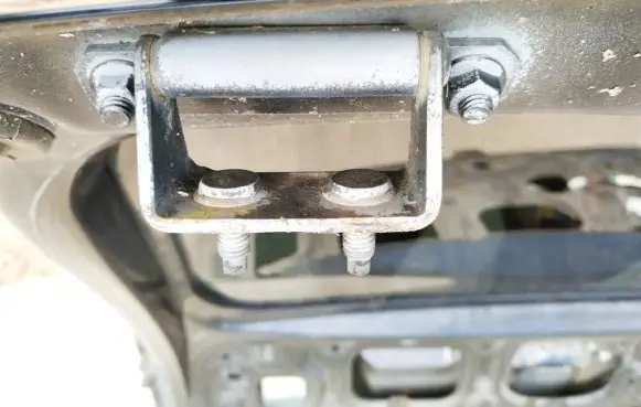 Nissan X-Trail T30 Tailgate/trunk/boot hinge