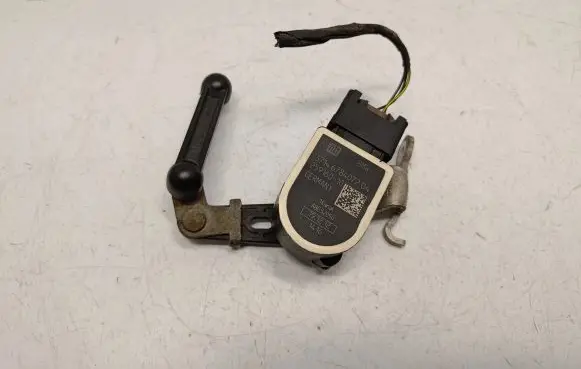 Headlight/headlamp level sensor