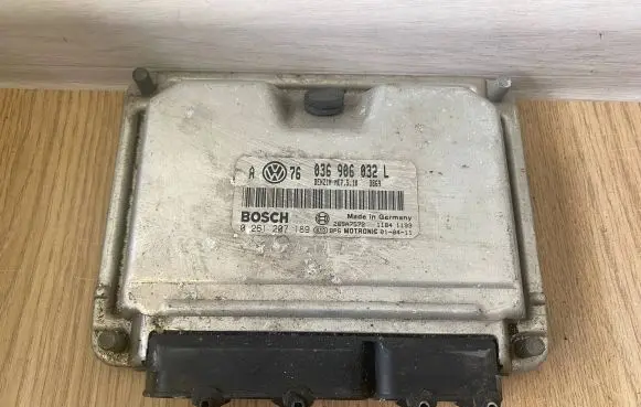 Volkswagen Golf IV Engine control unit/module 036906032L 0261207189