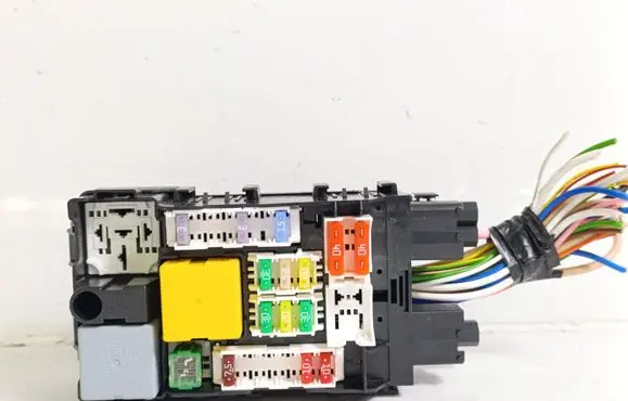 Peugeot 5008 II Fuse module 9665492680