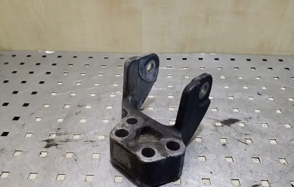 Peugeot 4007 Engine mounting bracket