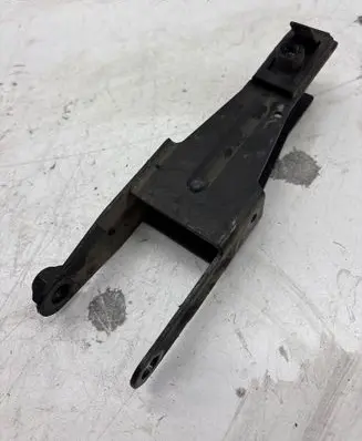 Engine mounting bracket