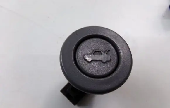 Chevrolet Nubira Tailgate/boot open switch button 