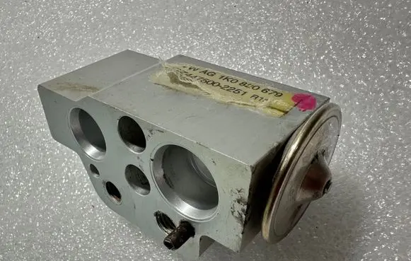 Volkswagen PASSAT B7 Air conditioning (A/C) expansion valve 1K0820679 CZ4475002251