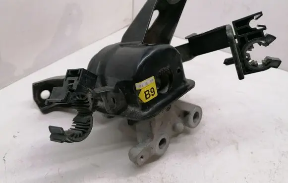 Toyota Auris E180 Engine mount bracket