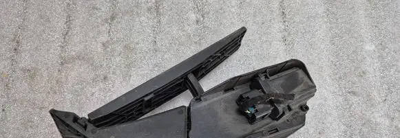 Accelerator throttle pedal