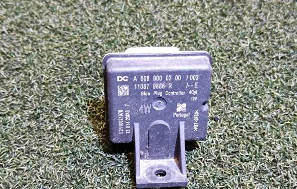 Glow plug pre-heat relay