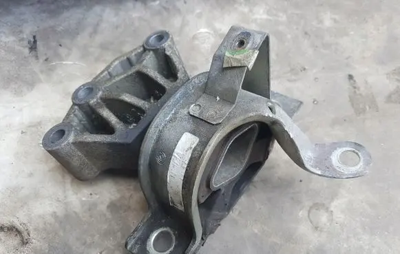 Fiat 500 Engine mount bracket