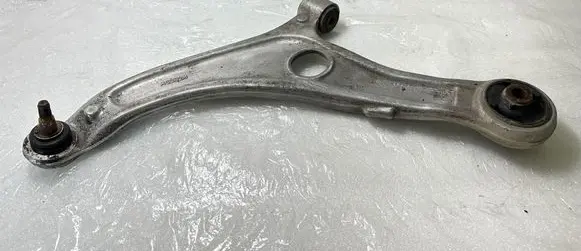Hyundai i40 Front lower control arm/wishbone A6082M 848106