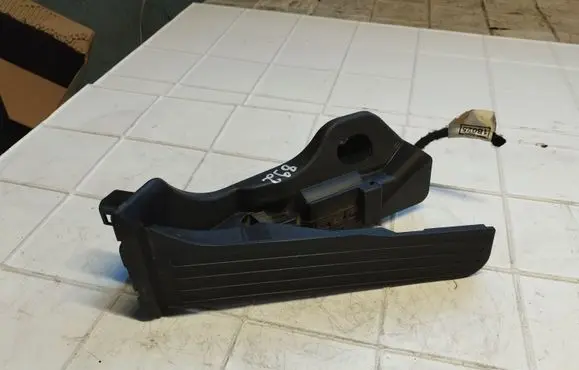 Volkswagen Tiguan Accelerator throttle pedal 1K1723503M