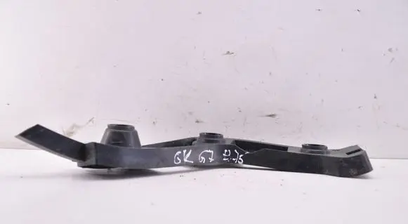 Rear bumper mounting bracket