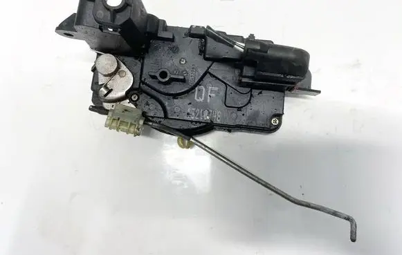 Opel Zafira B Front door lock 13210748