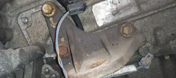 Cadillac CTS Engine mounting bracket 25767813
