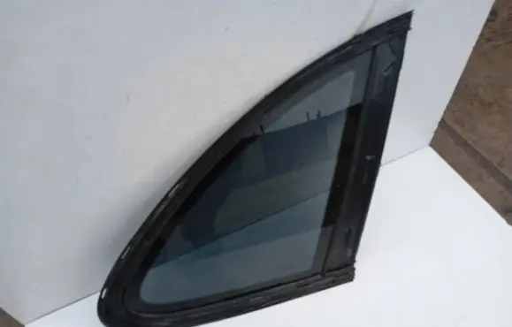 Porsche Cayenne (92A) Rear side window E000255