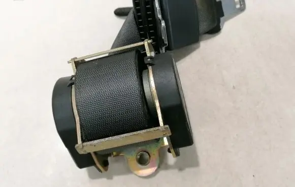 Middle seatbelt (rear)