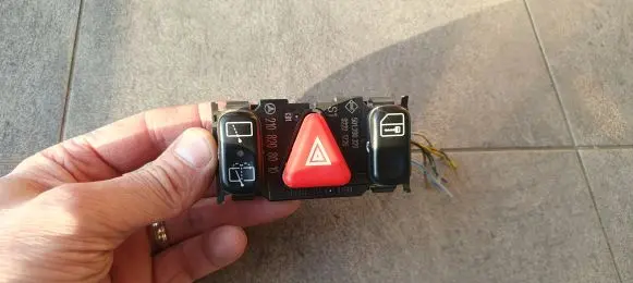 Mercedes-Benz E W210 Hazard light switch 2108208010 501280329 92221726