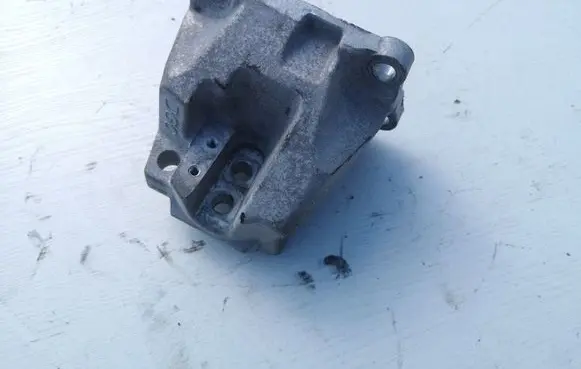 Gearbox mounting bracket