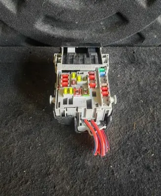 Opel Astra J Fuse module 13222786