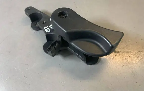 Engine bonnet (hood) release handle