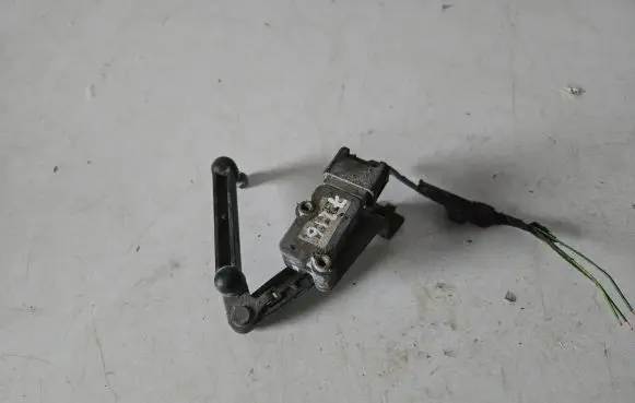 Headlight/headlamp level sensor
