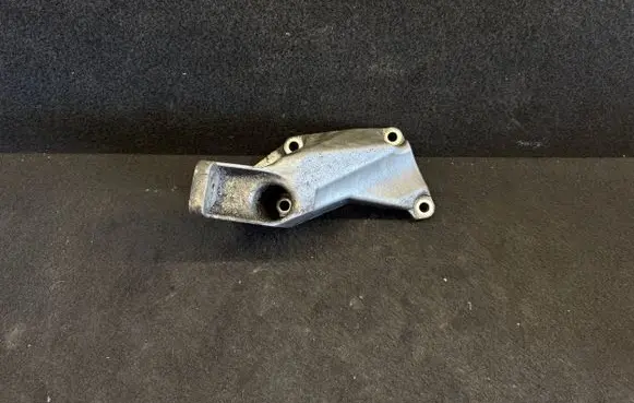 Volkswagen PASSAT B5.5 Engine mounting bracket 8D0199307P