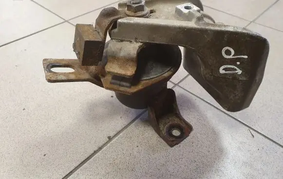 Mitsubishi Outlander Engine mount bracket
