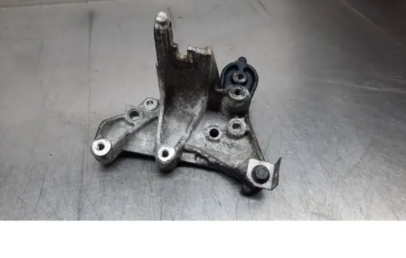 Volvo V50 Engine mounting bracket