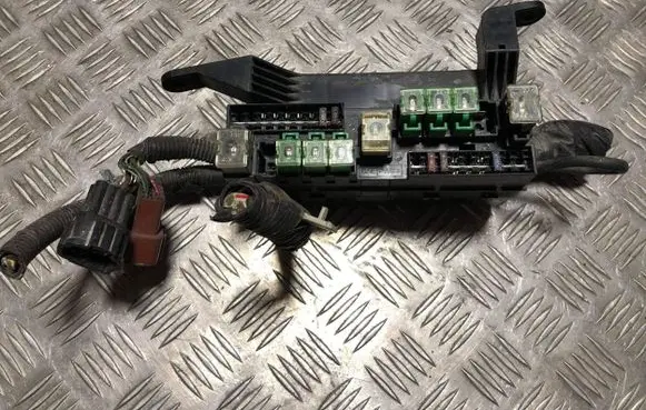 Nissan Maxima Fuse module 71543050 71543052