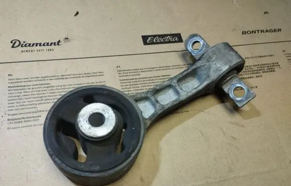 Honda FR-V Engine mount bracket
