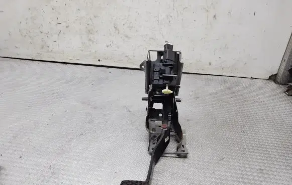 Mazda CX-7 Brake pedal