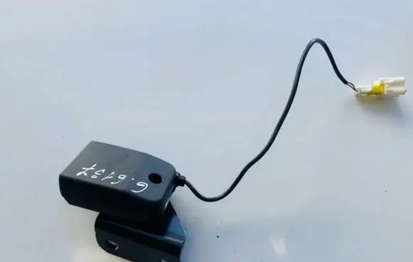 Middle seatbelt buckle (rear)