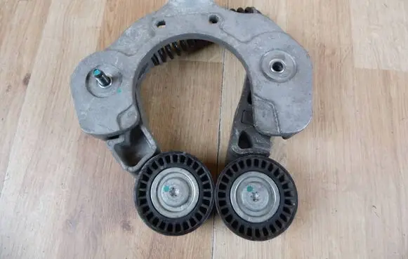 Hyundai Santa Fe Generator/alternator belt tensioner 252812MHA1