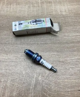 Volkswagen PASSAT B5 Spark plug 101000060AA