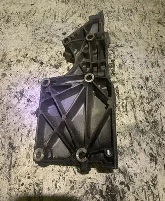 Volkswagen Touran I Engine mounting bracket
