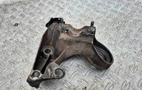Audi A4 S4 B7 8E 8H Engine mounting bracket 8E0199352F