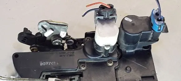 Opel Frontera B Rear door lock 16637561