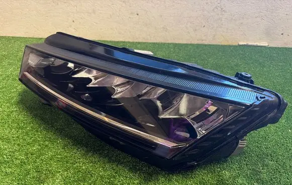 Skoda Octavia Mk4 Headlight/headlamp 030111823100 5E4941015 LE18A6418