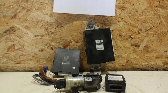 Subaru Forester SG Engine ECU kit and lock set 22611AK720