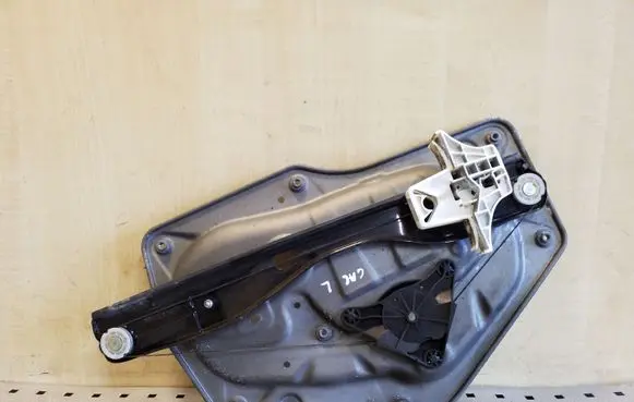 Rear window lifting mechanism without motor